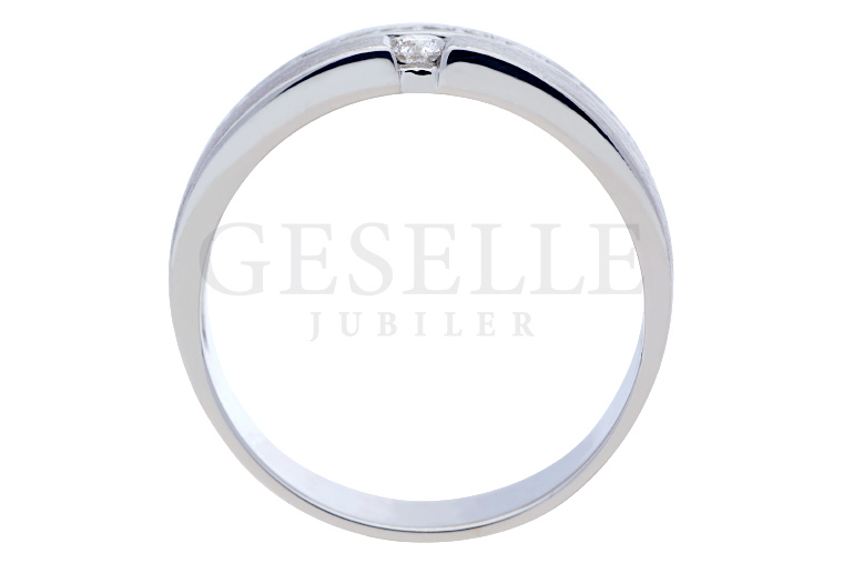 Odnowiony pierścionek zaręczynowy z białego złota - nowa warstwa rodu, polerowanie, odzyskanie pełnego blasku - usługa dostępna w salonach GESELLE Jubiler