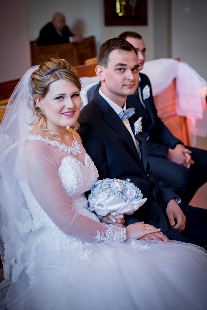Karolina i Bartosz w dniu swojego ślubu z obrączkami GESELLE Jubiler