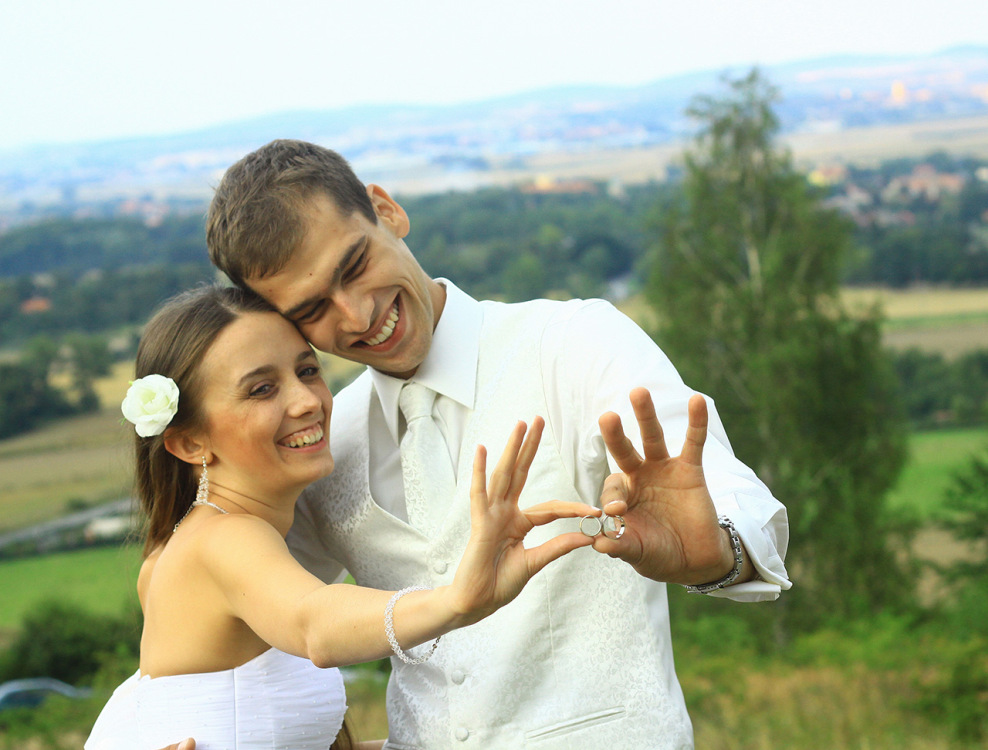 Magdalena i Dawid ze swoimi obrączkami ślubnymi kupionymi w salonie GESELLE Jubiler