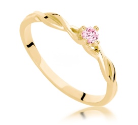 Uroczy złoty pierścionek z okrągłym różowym szafirem zamkniętym w czterech łapkach