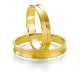 Delikatny komplet obrączek ślubnych z żółtego złota z delikatną linią wokół obrączek i lśniącym brylantem