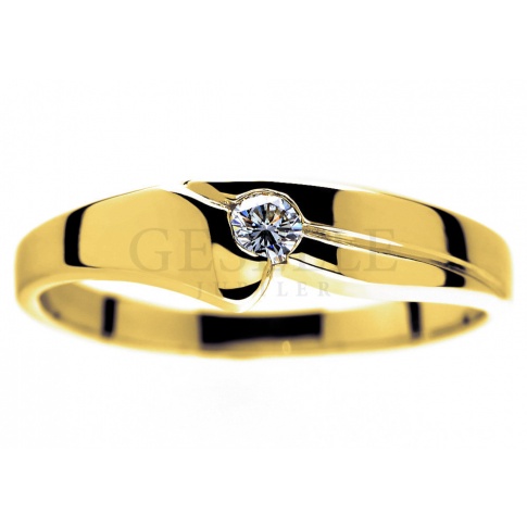 Pierścionek z żółtego złota z pięknym, białym brylantem o masie 0.09 ct idealny na zaręczyny i rocznice