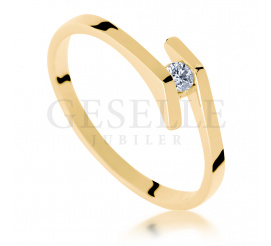 Niezwykły pierścionek zaręczynowy z żółtego złota z białym brylantem o masie 0.05 ct
