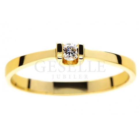 Subtelny pierścionek zaręczynowy z żółtego złota z brylantem o masie 0.06 ct