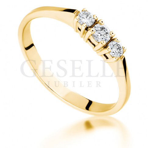 Olśniewający pierścionek zaręczynowy z żółtego złota z 3 brylantami o masie 0.18 ct