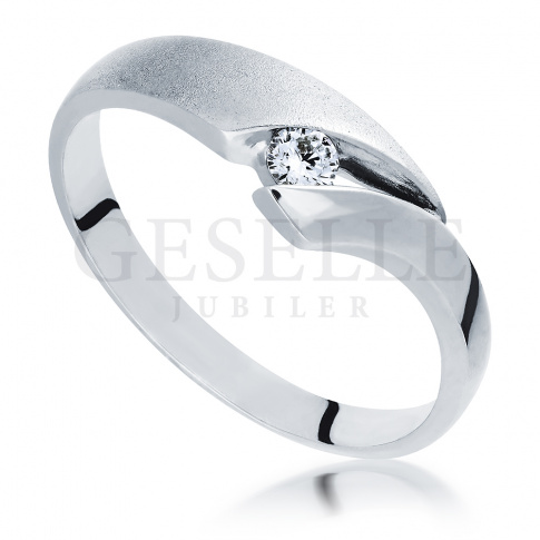 Delikatny pierścionek zaręczynowy z białego kruszcu z wiecznym brylantem 0.07 ct