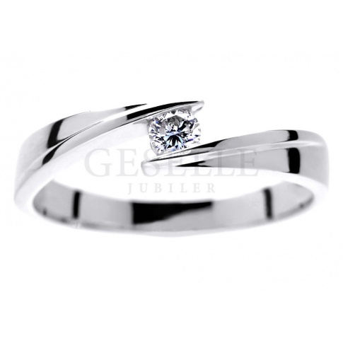 Elegancki pierścionek zaręczynowy z pełnym blasku brylantem 0.10 ct w towarzystwie białego złota