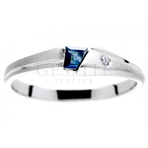 Białe złoto - fantastyczny pierścionek zaręczynowy z kwadratowym szafirem i brylantem 0.02 ct