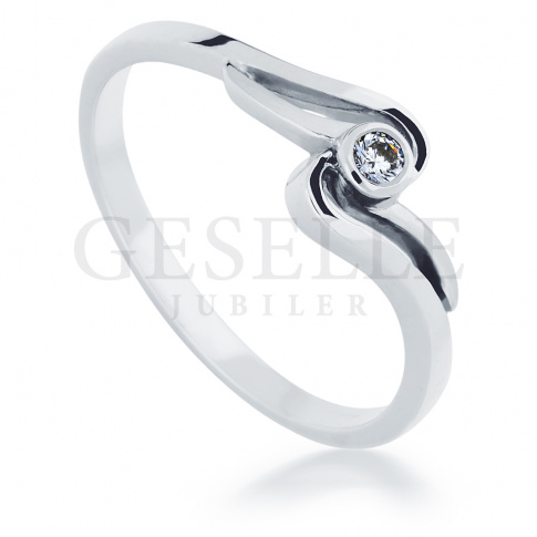 Niezwykły, romantyczny pierścionek z białego kruszcu z lśniącym brylantem o masie 0.05 ct