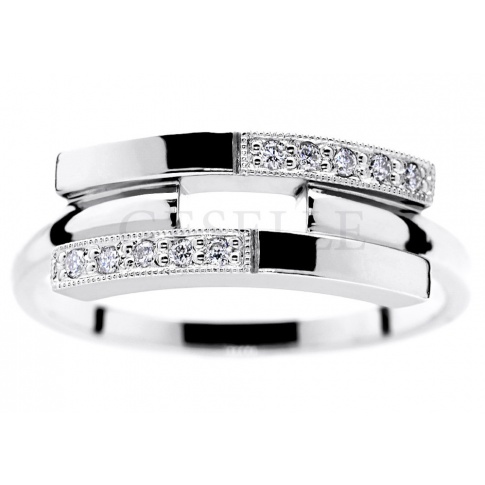 Niezwykły pierścionek w nowoczesnym stylu - duet białego złota i brylantów 0.09 ct