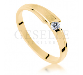 Nowoczesny, matowy pierścionek na zaręczyny z żółtego złota z brylantem o masie 0.07 ct