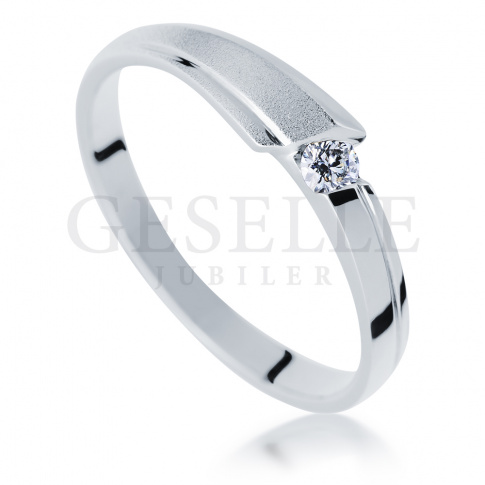 W nowoczesnym stylu - pierścionek zaręczynowy z białego kruszcu z brylantem 0.07 ct