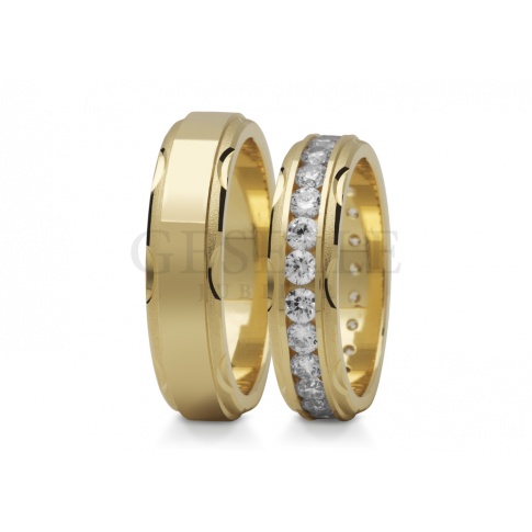 Bardzo ozdobna obrączka ślubna z klasycznego złota z rzędem lśniących cyrkonii Swarovski ELEMENETS