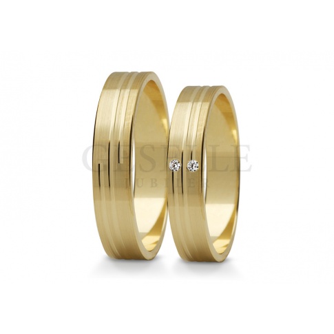 Elegancka para obrączek ślubnych z klasycznego złota z dwoma kamieniami