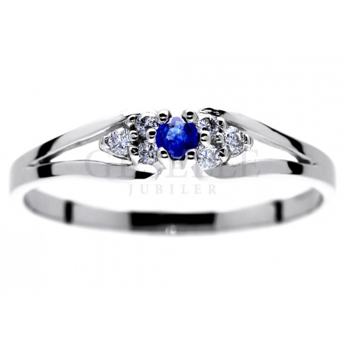 Subtelny i delikatny - pierścionek na zaręczyny z białego kruszcu z szafirem i brylantami 0.06 ct