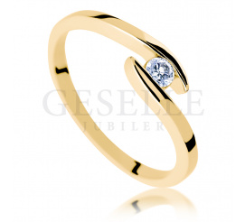 Nowoczesny pierścionek zaręczynowy z żółtego złota z brylantem o masie 0.10 ct