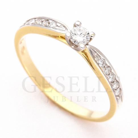 W stylu Tiffany - złoty pierścionek zaręczynowy z jedenastoma brylantami osadzonymi na szynie