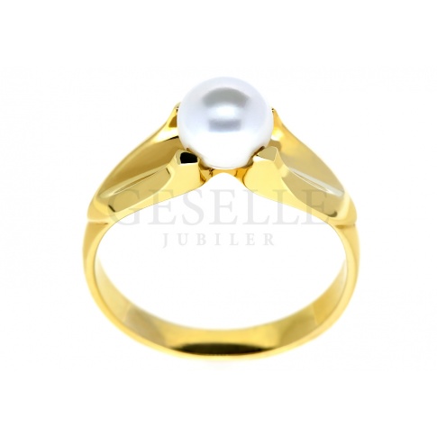 Pełen stylu i niezwykłej elegancji pierścionek z klasycznego złota pr. 585 z białą perłą hodowlaną