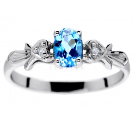 Niezwykły pierścionek zaręczynowy z topazem swiss blue i brylantami zamkniętymi w oprawie w kształcie serc