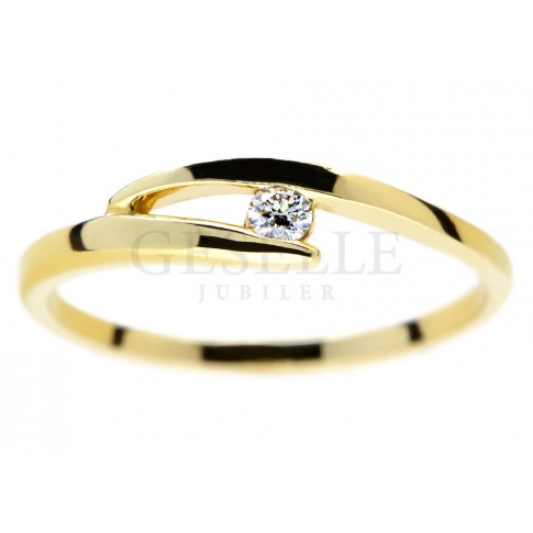 Elegancki pierścionek zaręczynowy w klasycznym stylu z żółtego złota z brylantem 0.04 ct
