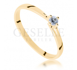 W romantycznym stylu - subtelny, złoty pierścionek zaręczynowy z żółtego złota z brylantem 0.10 ct