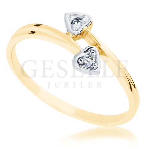 Delikatny pierścionek zaręczynowy ze złota w romantycznym stylu - serduszka i wieczne brylanty o łącznej masie 0.03 ct