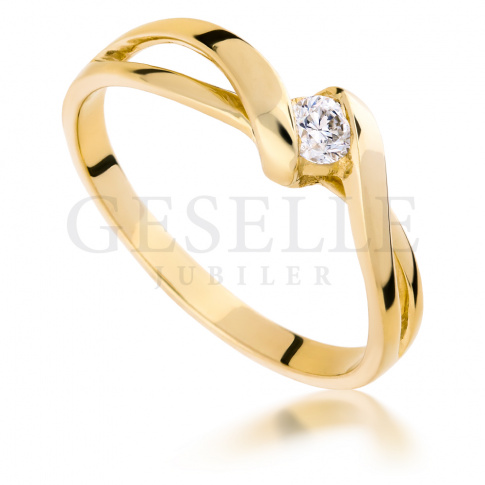 Delikatny i subtelny złoty pierścionek zaręczynowy z brylantem o masie 0.10 ct