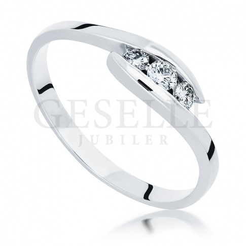 W romantycznym stylu - elegancki pierścionek z białego złota z brylantami o masie 0.15 ct