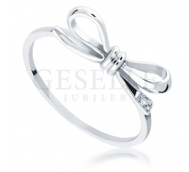 Romantyczny pierścionek w kształcie kokardki z białego złota z lśniącym brylantem o masie 0.01 ct