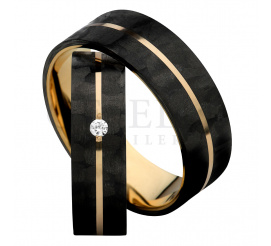 Elegancja i minimalizm - zachwycajacy komplet obrączek ślubnych - połączenie czarnego karbonu z żółtym złotem z lśniącą cyrkonią Swarovski Elements