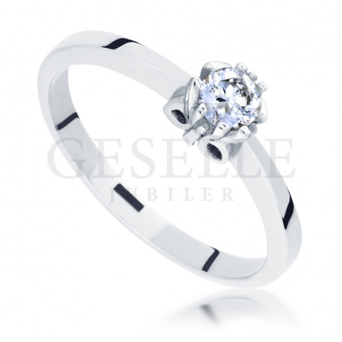 Elegancki pierścionek zaręczynowy w klasycznym stylu - wieczny brylant 0.20 ct i pełen blasku kruszec