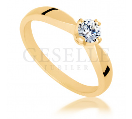 Wyjątkowy, złoty pierścionek zaręczynowy - ponadczasowa klasyka z lśniącym brylantem 0.30 ct