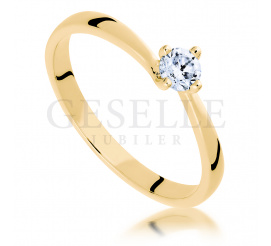 Jedyny w swoim rodzaju pierścionek zaręczynowy z żółtego złota z brylantem 0,20 ct w nowoczesnej oprawie