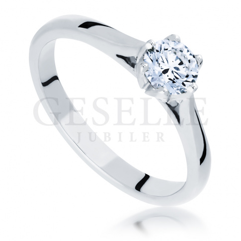Doskonały pierścionek zaręczynowy w klasycznym stylu - zjawiskowy brylant i pełen blasku kruszec