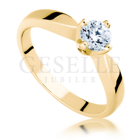 Idealny na zaręczyny pierścionek z brylantem o masie 0,40 ct wykonany z żółtego złota