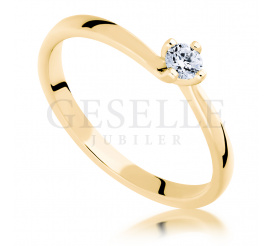 Elegancki i delikatny pierścionek zaręczynowy z żółtego złota z brylantem 0,10 ct