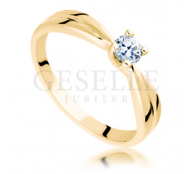 Romantyczny pierścionek zaręczynowy z żółtego złota z brylantem 0,20 ct
