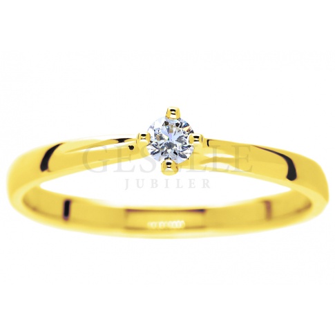 W romantycznym stylu - subtelny, złoty pierścionek zaręczynowy z żółtego złota z brylantem 0.08 ct
