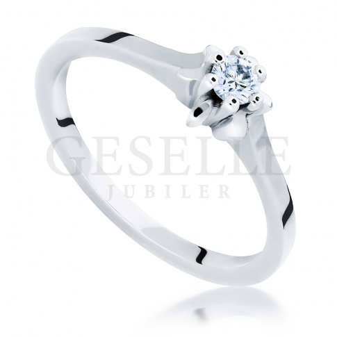 Zaręczyny w klasycznym stylu - elegancki pierścionek z białego kruszcu pr. 585 z brylantem 0.12 ct