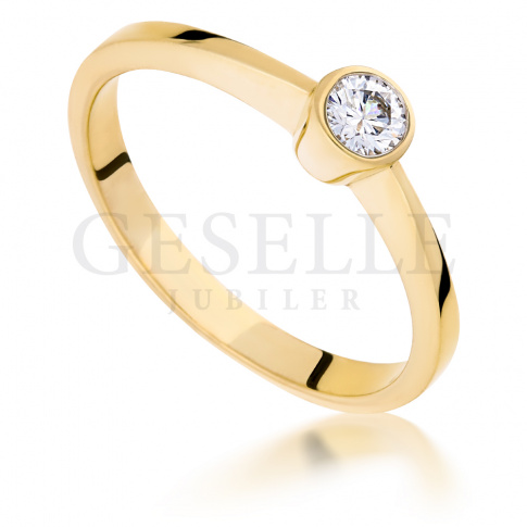 Niebanalny, złoty pierścionek zaręczynowy z brylantem o masie 0.16 ct