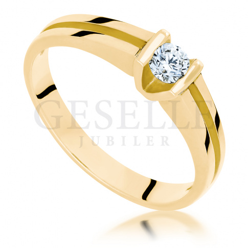 Nowoczesny pierścionek zaręczynowy z żółtego złota pr. 585 z brylantem o masie 0.14 ct