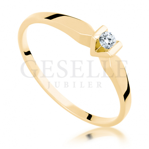 Złoty pierścionek zaręczynowy z rodowaną koroną i brylantem 0.06 ct