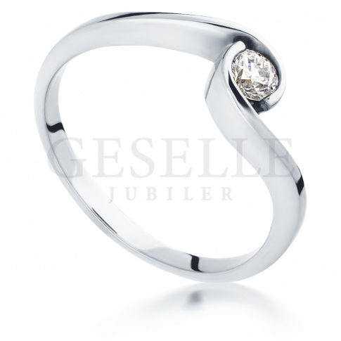 Symbol miłości z białego kruszcu - pierścionek zaręczynowy z pełnym blasku brylantem 0.14 ct