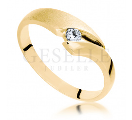 Żółte złoto, połysk i mat: stylowy pierścionek zaręczynowy z brylantem 0.07 ct