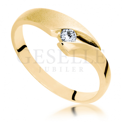 Żółte złoto, połysk i mat: stylowy pierścionek zaręczynowy z brylantem 0.07 ct