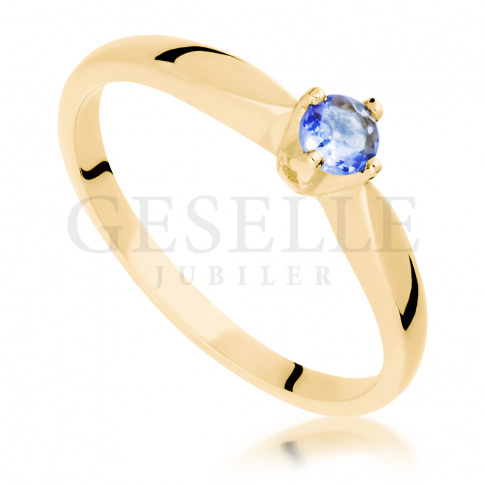 Klasyczny pierścionek wykonany z żółtego złota z przepięknym tanzanitem - idealny na zaręczyny