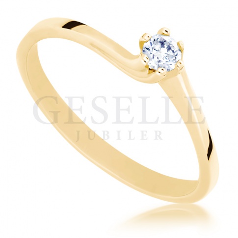 Elegancki pierścionek zaręczynowy z żółtego złota z brylantem o masie 0,15 ct 
