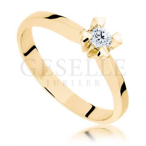Romantyczny pierścionek zaręczynowy z żółtego złota: cztery serca i brylant o masie 0.25 ct