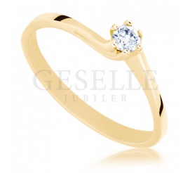 Elegancki pierścionek zaręczynowy z żółtego złota z brylantem o masie 0,10 ct 