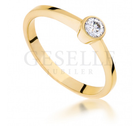Niebanalny, złoty pierścionek zaręczynowy z brylantem o masie 0.10 ct